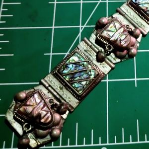 Circa 1800s Aztec En Mexico peacock feathering crystal